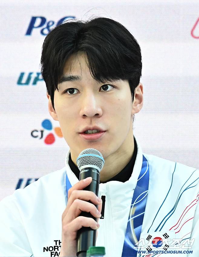 21일 이탈리아 밀라노 코리아하우스에서 쇼트트랙 메달리스트 기자회견이 열렸다. 기자들 질문에 답하고 있는 황대헌. 밀라노(이탈리아)=송정헌 기자songs@sportschosun.com/2026.02.21/