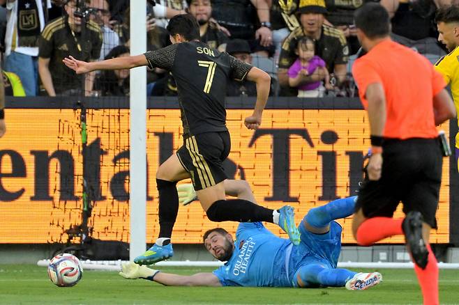 Apr 4, 2026; Los Angeles, California, USA; LAFC forward Son Heung-Min (7) scores past Orlando City goalkeeper Maxime Crepeau (71) in the first half at BMO Stadium. Mandatory Credit: Jayne Kamin-Oncea-Imagn Images

<저작권자(c) 연합뉴스, 무단 전재-재배포, AI 학습 및 활용 금지>