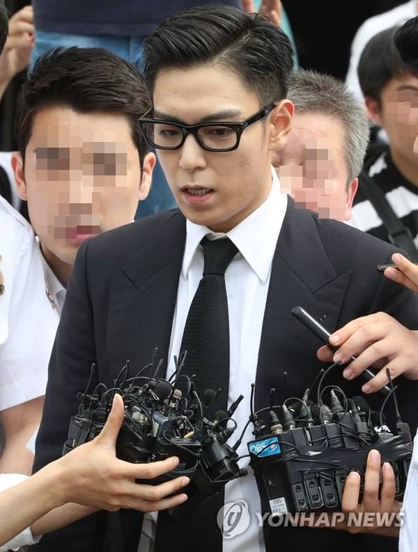 대마초를 피운 혐의로 기소된 인기그룹 빅뱅의 탑(본명 최승현)이 20일 서울 서초구 서울중앙지법에서 열리는 1심 선고 공판을 마친 뒤 법원을 나서고 있다. 2017.7.20 ⓒ연합뉴스