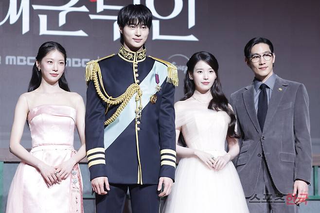 MBC 새 금토드라마 '21세기 대군부인' 제작발표회에 참석한 공승연, 변우석, 아이유, 노상현.&nbsp; 2026. 4.6 ⓒ이혜영 기자 lhy@hankooki.com