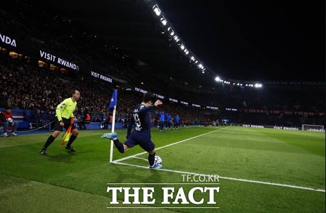 4일 소속팀 PSG의 툴루즈와 리그1 28라운드 홈경기에서 코너킥으로 결승골 기점 역할을 하고 있는 이강인./PSG