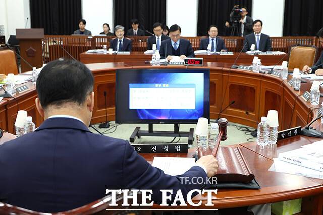 신성범 정보위원장이 6일 오전 서울 여의도 국회에서 열린 정보위원회 전체회의에 참석해 안건을 상정하고 있다.