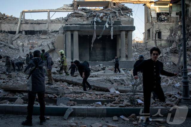 3일(현지시간) 이란 테헤란에서 구조대원들이 미국과 이스라엘 공습 현장을 조사하고 있다. 2026.03.03 (사진=로이터/뉴스1)