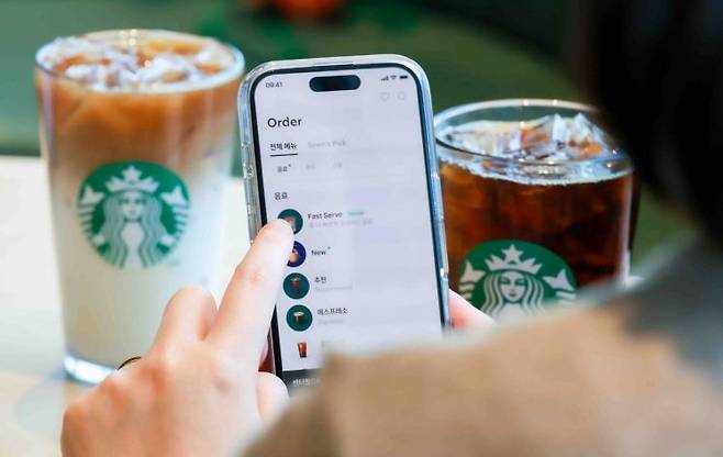 스타벅스 코리아가 주문이 몰리는 특정 시간대에 대상 음료를 사이렌 오더로 주문하면 더 빨리 제공받을 수 있는 '패스트 서브' 서비스를 6일부터 정식 운영한다고 밝혔다.(사진제공=스타벅스 코리아)