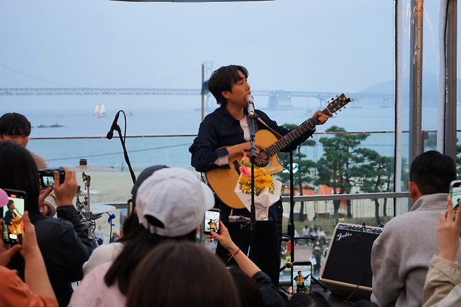 삼진포차에서 가수 장범준이 공연을 하고 있다. 삼진어묵 제공