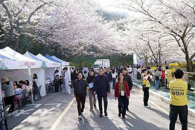 유달산 꽃축제 일원을 직접 도보로 걸으며 행사체크에 만전을 기한 조석훈 목포시장 권한대행(가운데). 목포시 제공