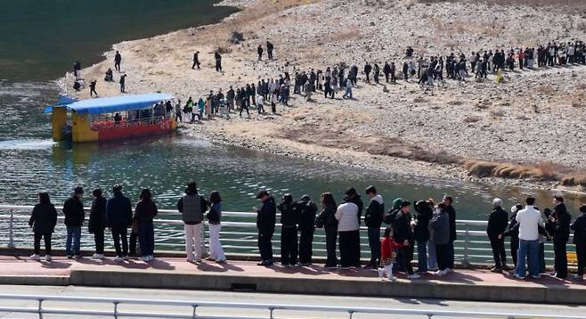 영화 '왕과 사는 남자'의 흥행에 힘입어 단종의 유배지인 청령포를 찾는 방문객의 발길이 줄을 잇고 있다. 연합뉴스