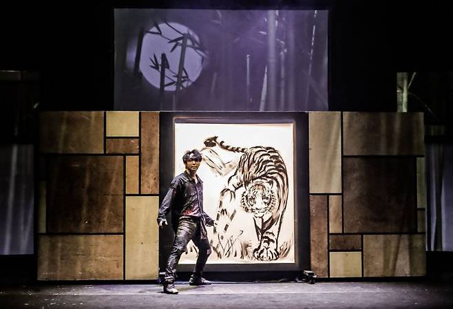 영덕문화관광재단이 '지역맞춤형 중소규모 콘텐츠 유통 지원사업'을 통해 선보인 넌버벌 퍼포먼스 ‘페인터즈’ 공연에서 배우가 무대 위에서 호랑이를 주제로 한 라이브 드로잉 퍼포먼스를 펼치고 있다.