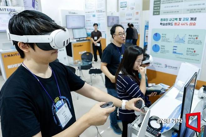 18일 서울 강남구 코엑스에서 열린 '2025 에듀테크 코리아 페어'에 참가한 관람객들이 AI 기반 코딩 학습 VR콘텐츠를 체험하고 있다. 2025.9.18 강진형 기자
