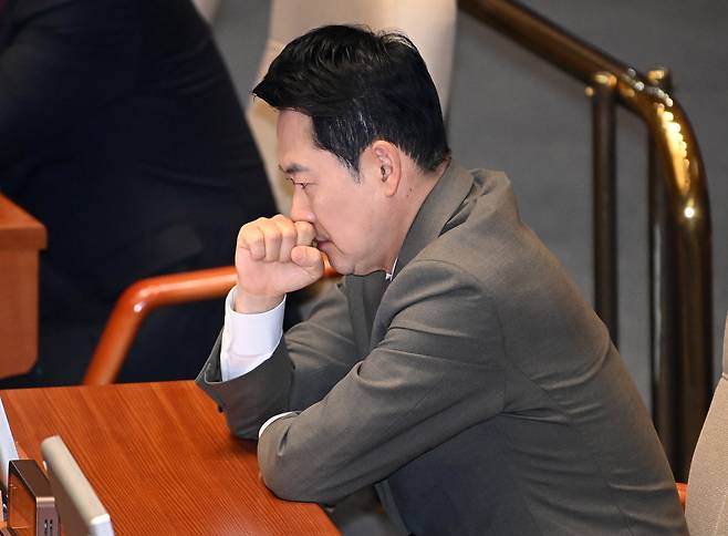 장동혁 국민의힘 대표가 2일 서울 여의도 국회 본회의장에서 열린 이재명 대통령의 중동 사태 대응 등을 위한 추가경정예산안을 경청하고 있다. /김지호 기자