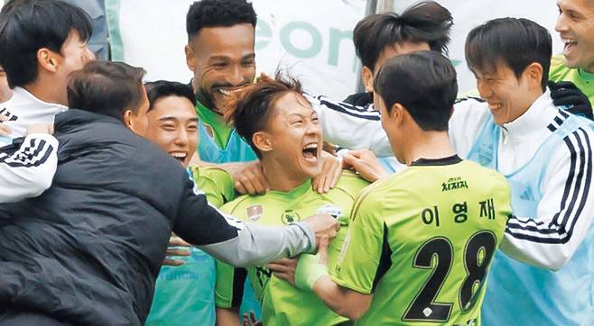 전북 이승우(왼쪽 다섯째)가 4일 울산전에서 쐐기골을 넣은 뒤 동료들에게 둘러싸여 기뻐하고 있다. /프로축구연맹