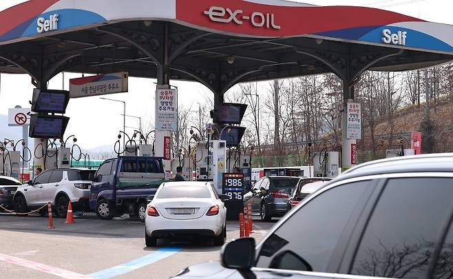 지난달 29일 오전 서울 서초구 만남의광장 주유소에서 시민들이 주유를 하고 있다. /뉴스1
