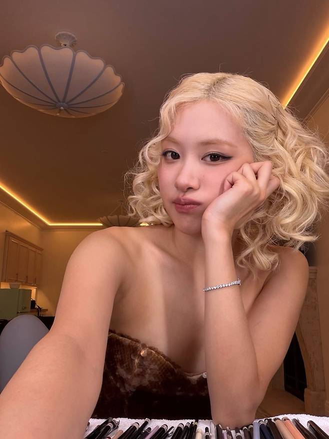 뽀글 파마 (출처 : 인스타그램 @roses_are_rosie)