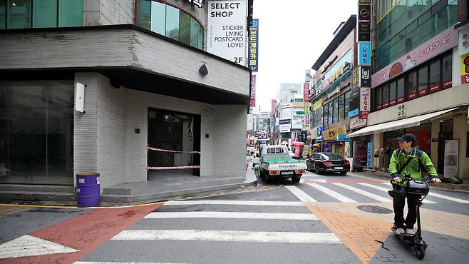 6일 대전 서구 둔산동 한 상가 1층에 폐업한 점포가 방치돼 있다. 한때 20대 손님들로 붐비던 술집이었지만, 최근 영업을 중단한 채 불이 꺼져 있다. 김영태 기자