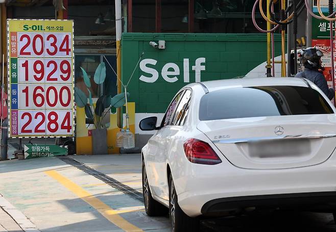 중동 전쟁 여파로 국내 휘발유·경유 가격 상승세가 계속된 5일 오후 서울 중구의 한 주유소 휘발유·경유 가격이 1900원을 넘기고 있다. 오피넷 기준 전국 평균 휘발유 가격은 1948.40원, 경유 1939.13원으로 나타났다. 2026.04.05 서울=뉴시스