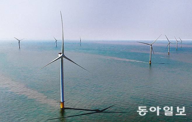 지난달 26일 전남 신안군 자은도 북서쪽에 설치된 전남해상풍력 1단지. 신안=이한결 기자 always@donga.com