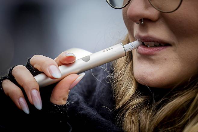 홍콩 정부가 오는 30일부터 공공장소 내 전자담배 소지를 전면 금지해 여행객들의 각별한 주의가 필요하다. 사진=게티이미지뱅크.