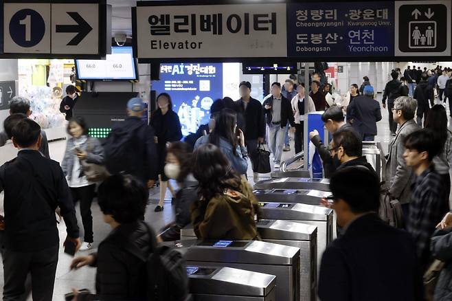 청와대가 국제유가 상승에 따른 대중교통 혼잡 문제를 완화하기 위해 범부처 합동 대응에 나선다고 밝혔다. 대중교통 과밀 문제를 관리하고 승용차 이용을 줄이기 위해 대중교통 수요 분산 정책을 적극 추진, 시간대와 할인율을 유연하게 조정할 수 있는 구조를 마련하고, 혼잡 시간대를 피해 대중교통을 이용하는 시민들에게는 추가 인센티브를 제공해 자발적인 이용 분산을 유도한다는 방침이다. 사진은 3일 오후 퇴근시간대 서울 지하철 1호선 종각역을 이용하는 시민들 모습. 2026.4.3/뉴스1