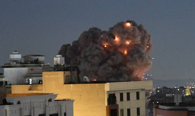 3월29일 이란 테헤란의 건물들 사이로 연기가 피어오르고 있다. 이스라엘이 6일 이란의 대규모 사우스 파르스 천연가스전의 주요 석유화학 공장을 공격하고, 혁명수비대 고위 사령관을 살해함에 따라 미국과 이란 간 휴전 협상에 의문이 제기되고 있다. 2026.04.06 테헤란=신화/뉴시스