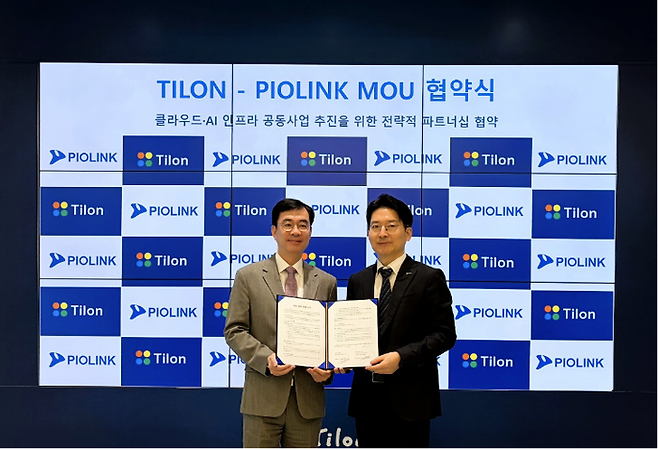 최백준 틸론 대표(오른쪽)와 조영철 파이오링크 대표(왼쪽)가 업무협약 체결했다.