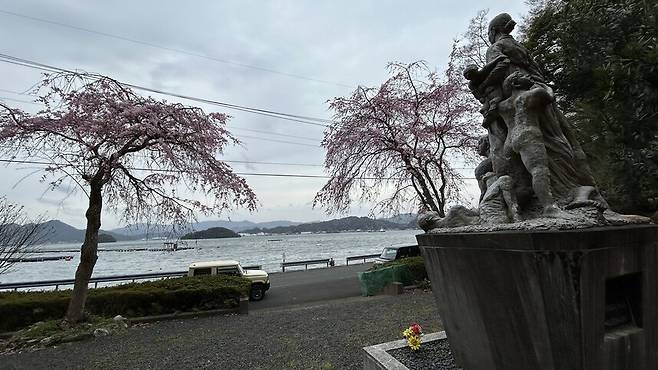 일본 교토 북부 항구도시인 마이즈루시에 있는 우키시마호 추모비 공원에 사건 현장 방향으로 희생자들을 애타게 바라보는 이들을 형상화한 작품이 세워져 있다.