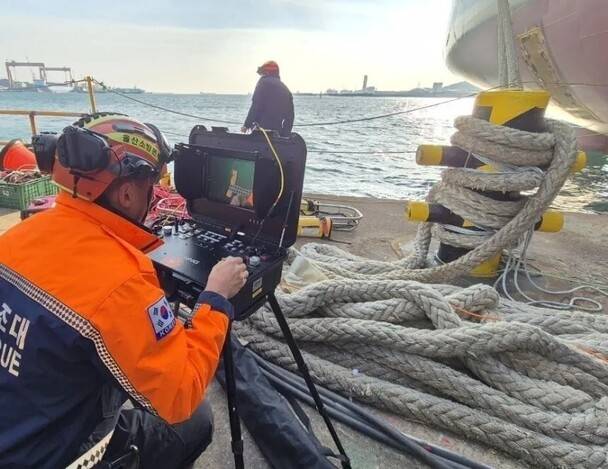 2024년 12월30일 오후 울산소방본부가 수중수색 장비를 동원해 에이치디(HD)현대미포 울산조선소 1안벽 인근 바다에서 실종된 잠수부를 찾고 있다. 울산소방본부 제공