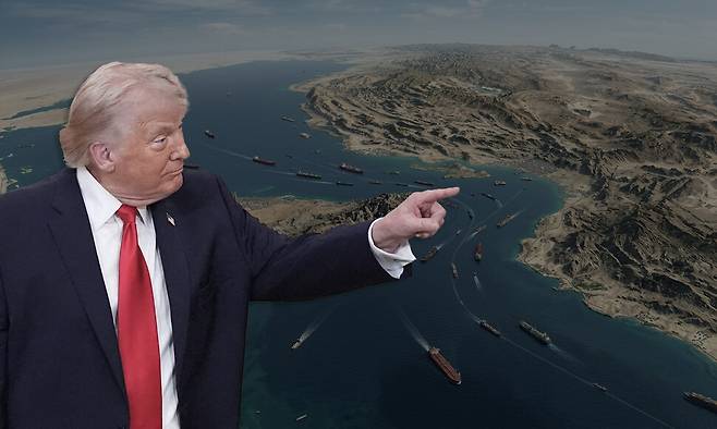 1일(현지시각) 트럼프 미국 대통령의 이란 전쟁 관련 연설 모습과 호르무즈 해협 조감도를 합성한 이미지. 연합뉴스, 한겨레 자료사진