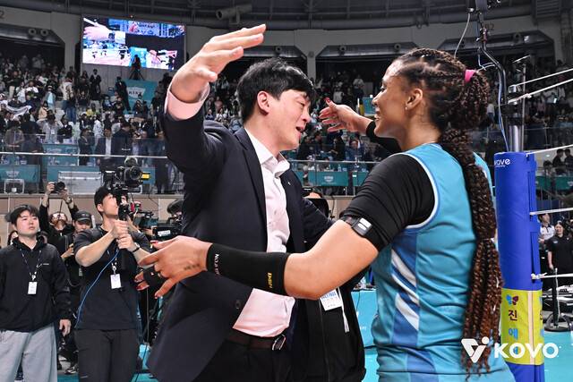 GS칼텍스 이영택 감독과 지젤 실바가 5일 우승을 확정 지은 뒤 포옹하고 있다. 한국배구연맹 제공