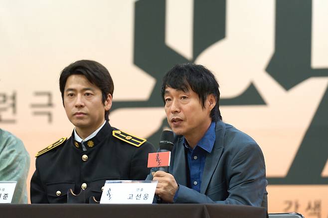 화류비련극 ‘홍도’를 다시 무대에 올리는 고선웅 연출(맨 오른쪽). 옐로밤 제공