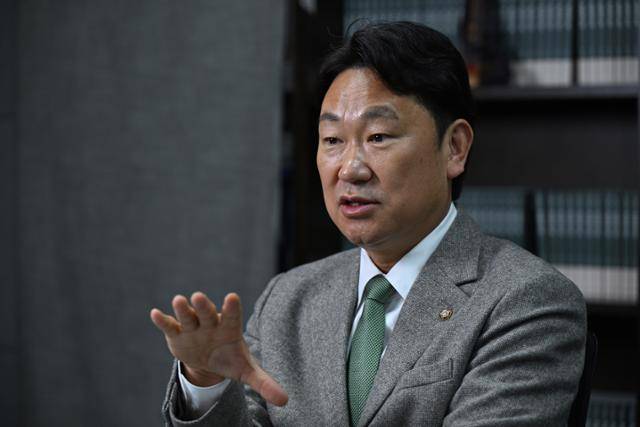 곽상언 더불어민주당 의원이 3일 국회 의원회관에서 한국일보와 인터뷰하고 있다. 박시몬 기자