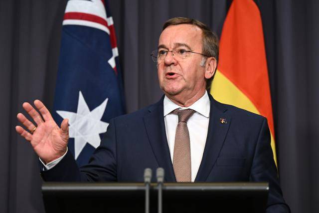 보리스 피스토리우스 독일 국방장관이 지난달 26일 호주 방문 당시 캔버라 국회의사당에서 기자회견에 응하고 있다. 캔버라=AP 연합뉴스