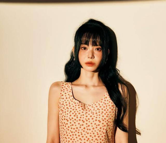 성우 겸 방송인 서유리가 스토킹 피해를 호소하면서 가해자에게 명예훼손으로 고소를 당한 사연을 밝혀 네티즌들의 공분을 샀다. 서유리 SNS