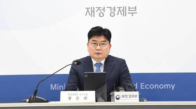 황순관 재정경제부 국고실장이 6일 정부세종청사에서 2025년 국가결산 결과에 대해 설명하고 있다. 재경부 제공