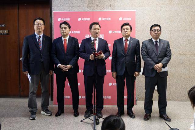 윤석열 정권 정치검찰 조작기소 의혹 사건 진상규명 국정조사특별위원회 김형동 국민의힘 의원을 비롯한 야당 위원들이 3일 서울 여의도 국회에서 박상용 검사 퇴정 명령에 관한 입장을 밝히고 있다. 뉴스1