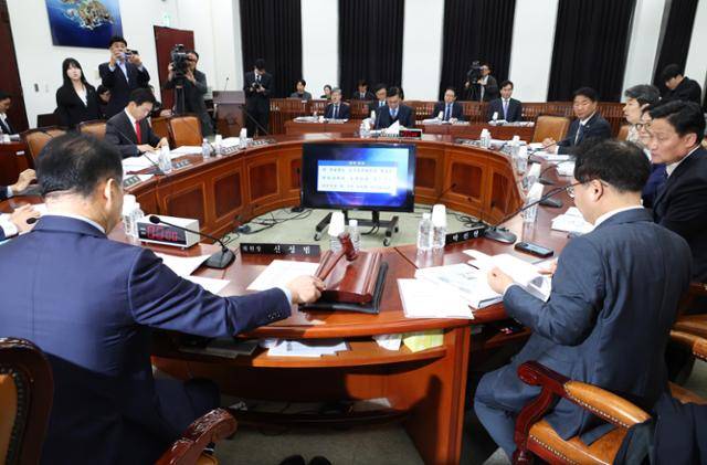 국민의힘 소속 신성범 국회 정보위원장이 6일 정보위원회 전체회의에서 의사봉을 두드리고 있다. 뉴스1