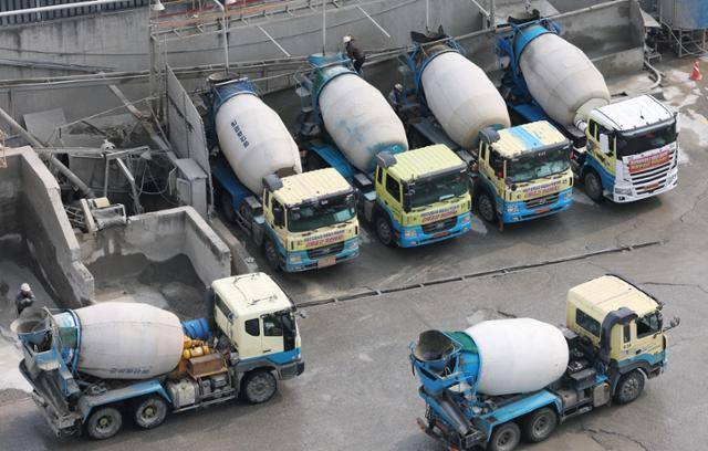 1일 경기 안양시의 한 레미콘 공장에서 믹서 트럭들이 주차돼 있다. 뉴스1