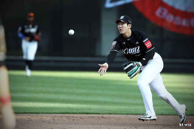 지난해 2루 수비 중인 오윤석. KT 제공