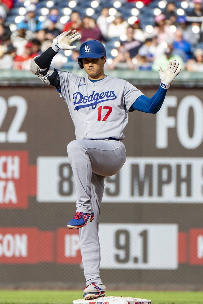 <yonhap photo-2613="">6일(한국시간) 열린 워싱턴 내셔널리스전에서 2루를 밟은 뒤 세리머니하는 오타니 쇼헤이. [UPI=연합뉴스]</yonhap>