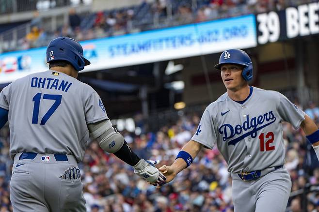 <yonhap photo-2616=""> Los Angles Dodgers right fielder Alex Call (12) celebrates a run with Shohei Ohtani (17) in the top of the eighth inning during a game against the Washington Nationals at Nationals Park in Washington, DC on Sunday, April 5, 2026. Photo by Bonnie Cash/UPI/2026-04-06 09:13:18/ <저작권자 ⓒ 1980~2026 ㈜연합뉴스. 무단 전재 재배포 금지, AI 학습 및 활용 금지></yonhap>