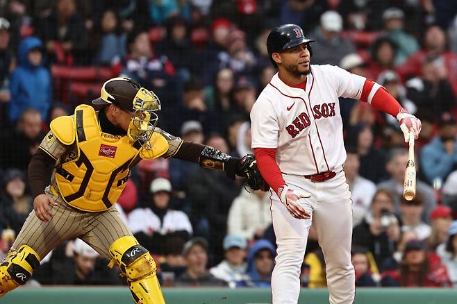 <yonhap photo-1249=""> BOSTON, MA - APRIL 5: Catcher Freddy Fermin #54 of the San Diego Padres tags out Willson Contreras #40 of the Boston Red Sox after he struck out to end the game at Fenway Park on April 5, 2026 in Boston, Massachusetts. (Photo By Winslow Townson/Getty Images) (Photo by Winslow Townson / GETTY IMAGES NORTH AMERICA / Getty Images via AFP)/2026-04-06 06:30:11/ <저작권자 ⓒ 1980~2026 ㈜연합뉴스. 무단 전재 재배포 금지, AI 학습 및 활용 금지></yonhap>