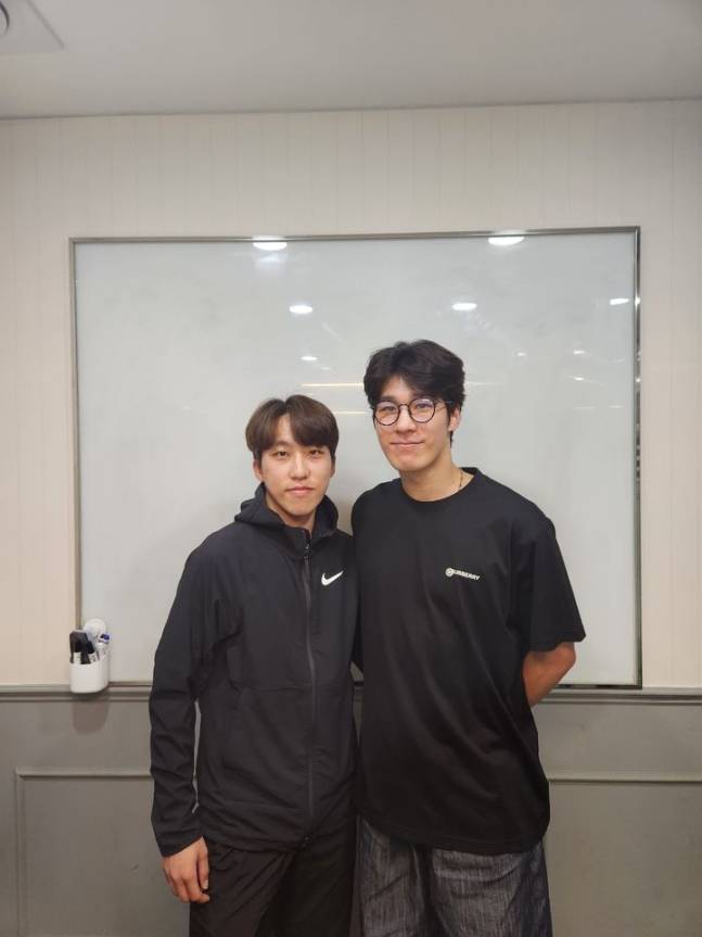 쇼트트랙 황대헌(오른쪽)이 지난 2023~24시즌 논란이 된 팀킬 논란과 관련, 박지원에게 찾아가 직접 사과했다. 사진=라이언앳