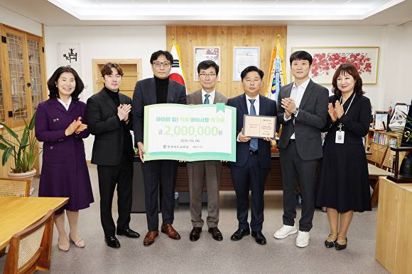 청주 제우스FC 관계자들이 6일 윤건영(가운데) 충북교육감에게 도서 구입비 200만원을 전달하고 있다. [사진=충북교육청]