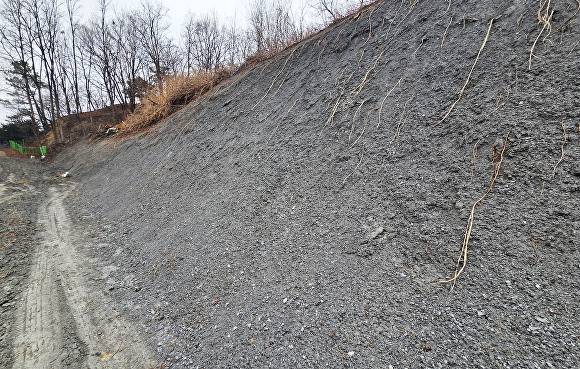 용인특례시 처인구 원삼면 맹리 659-19번지 일대 가까이서 본 회색 물질로 쌓인 산의 모습. [사진=정재수 기자]