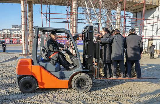 김정은 국무위원장이 지난 1월 건설 중인 해외 군사작전 전투 위훈 기념관 조성 공사장에서 지게차를 운전하고 있다. [조선중앙통신=연합뉴스]
