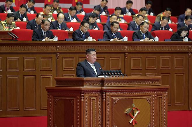 김정은 북한 국무위원장이 지난 2월 20일 북한 노동당 당대회 제8기 당중앙위원회 사업 총화 보고를 하고 있다. 김 위원장은 이 자리에서 한국을 “철저한 적대국, 영원한 적”으로 규정했으나, 정동영 통일부 장관은 나흘 뒤 국무회의에서 “북측의 적대성이 완화된 것으로 보인다”고 보고했다.  [조선중앙통신]