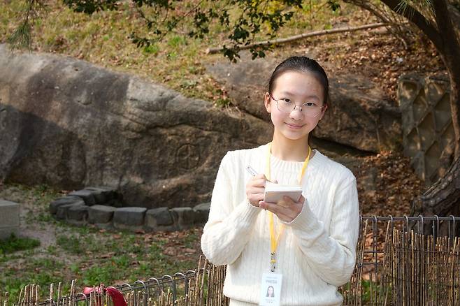 궁에서 쫓겨난 정순왕후는 옷감을 짜고 물들여 생계를 꾸렸다고 한다. 그가 옷감을 담그면 자줏빛으로 물들었다는 자주동샘을 찾은 김은제 학생기자.