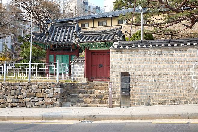 청룡사 한켠에는 정순왕후가 거주했던 옛터라는 것을 알려주는 ‘정업원구기’ 비석이 세워졌다. 도로변 문 왼쪽으로 보이는 비각은 청룡사 내부로 통한다.