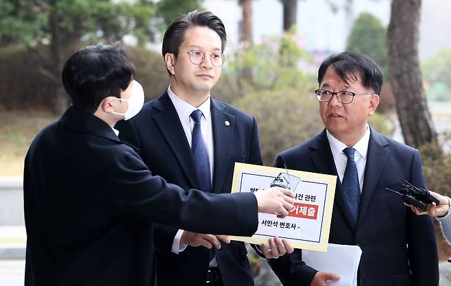 서민석 전 이화영 경기도 평화부지사 변호인(오른쪽)이 6일 오전 서울 서초구 서울고등법원에서 쌍방울 대북송금 사건 관련 박상용 검사와의 녹취록 제출을 위해 출석하기 앞서 열린 기자회견에서 발언하고 있다. 뉴스1