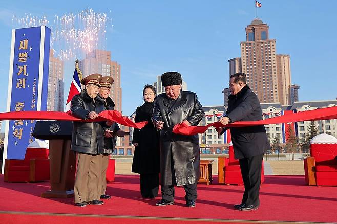 김정은 북한 국무위원장이 지난 2월 15일 딸 주애와 함께 러시아에 파병됐다가 전사한 참전군인 유가족을 위한 주택단지인 ‘새별거리’ 준공식에 참석했다. [노동신문=뉴스1]