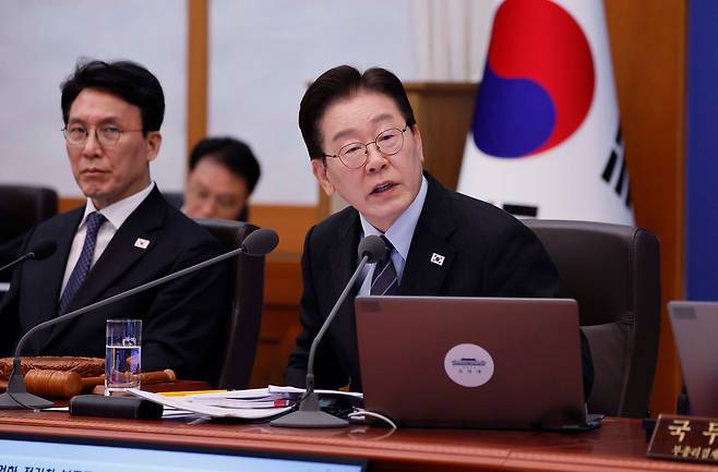 이재명 대통령이 6일 오전 청와대에서 열린 제14회 국무회의 겸 제4차 비상경제점검회의에서 발언하고 있다. 청와대사진기자단